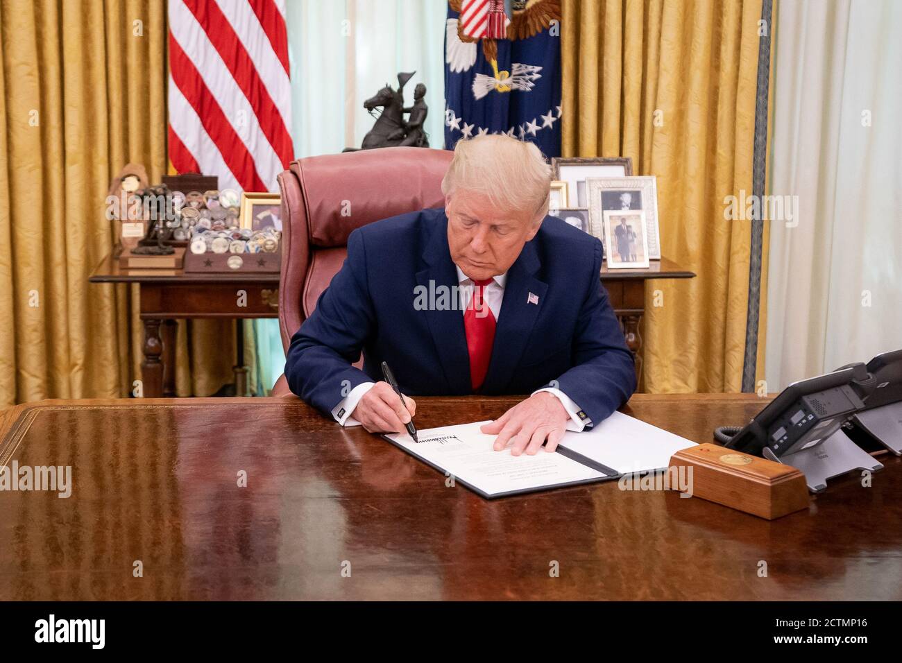 Il 28 agosto 2020, il presidente Donald Trump firmò un documento che concedeva la grazia completa ad Alice Marie Johnson, la cui condanna a vita fu commutata all'inizio del 2019, in una cerimonia tenutasi presso l'Ufficio ovale. Foto Stock