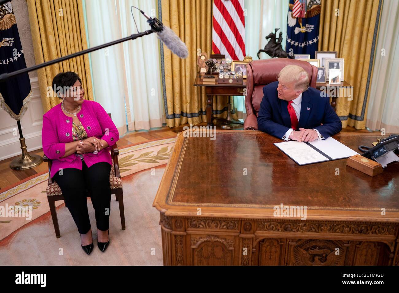 Il 28 agosto 2020, il presidente Donald Trump concesse la grazia completa ad Alice Marie Johnson, la cui condanna a vita fu commutata nel 2019, in una cerimonia presso l'Ufficio ovale della Casa Bianca. Foto Stock