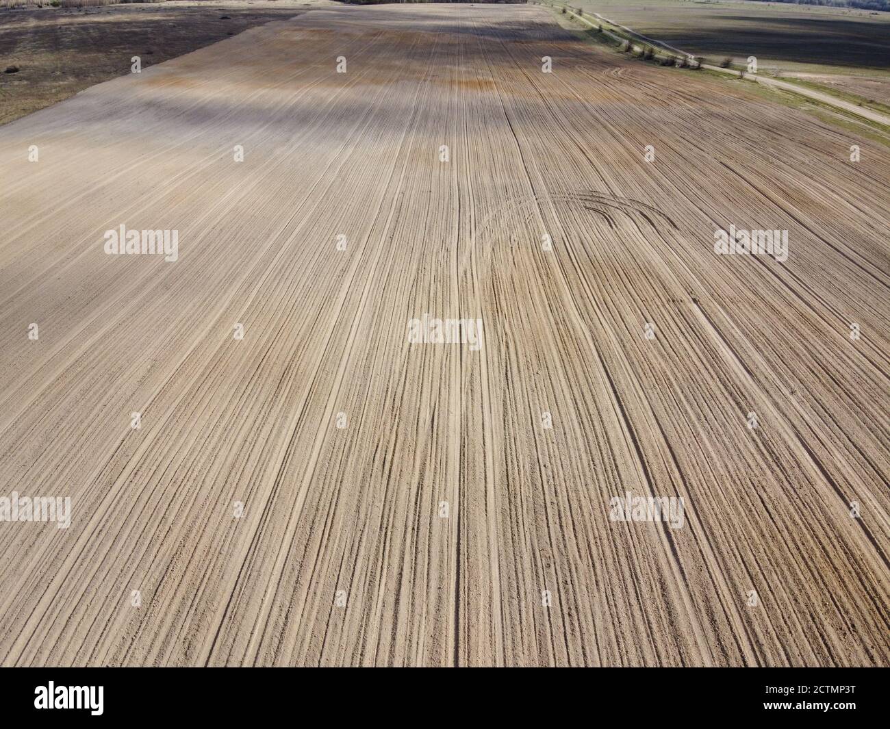 Campo agricolo arato, vista aerea. Terreno agricolo. Foto Stock