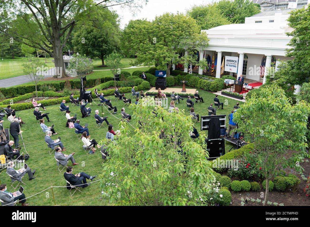 White House Coronavirus aggiornamento Briefing. Presidente Donald J. Trump, a cui ha aderito Brad Smith, Direttore del Centro per la Medicina e l'innovazione Medicaid dei Centri statunitensi di Medicina e servizi Medicaid, E Assistente Segretario della Salute Ammiraglio Brett Giroir del Servizio di Sanità pubblica degli Stati Uniti, rilascia osservazioni in un briefing di aggiornamento sulla capacità di test Lunedi, 11 maggio 2020, nel Giardino delle Rose della Casa Bianca. Foto Stock