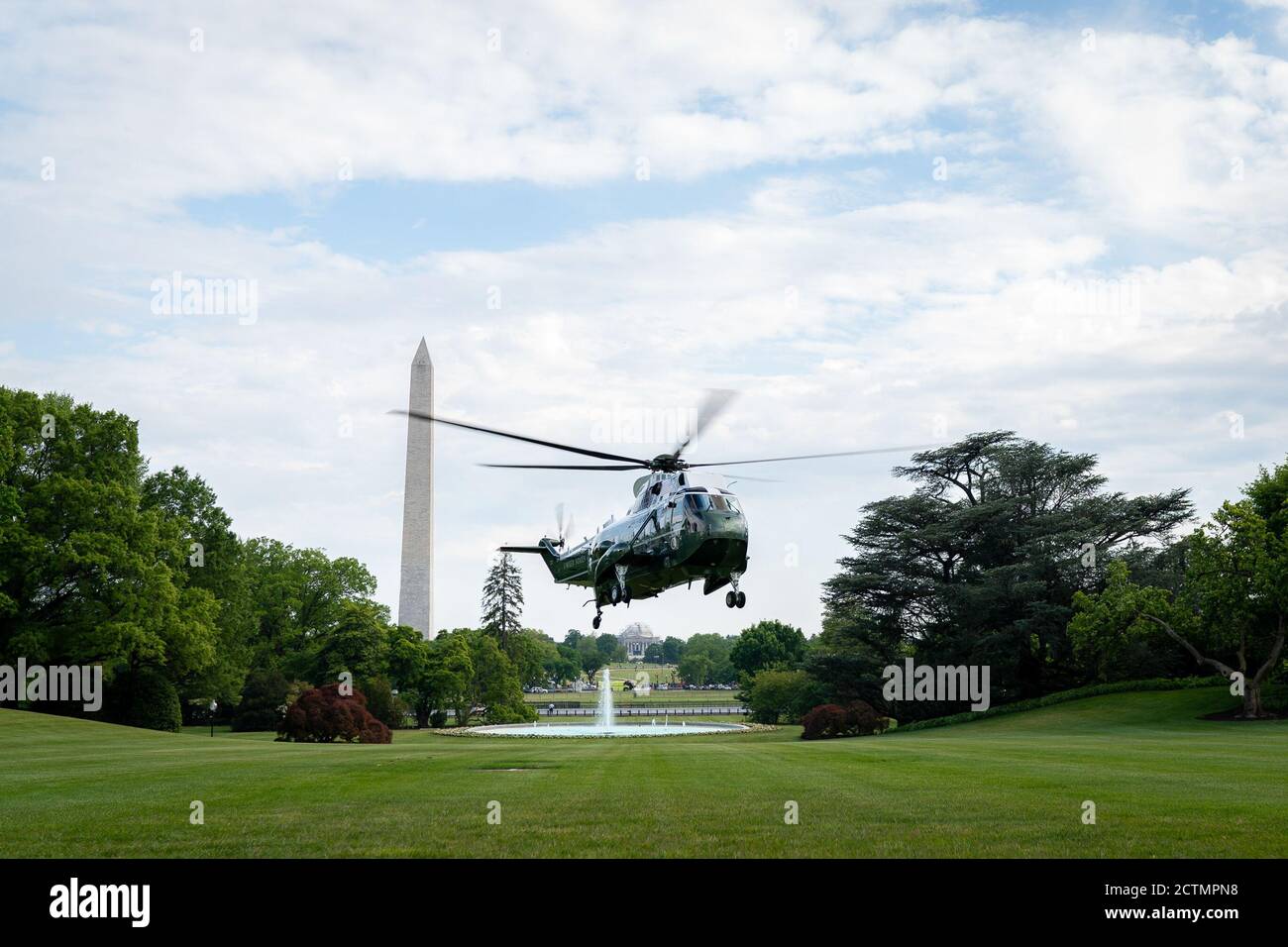 Il presidente Trump ritorna alla Casa Bianca. Il presidente Donald J. Trump sbarca Marine One sul prato meridionale della Casa Bianca giovedì 14 maggio 2020, dopo il suo viaggio in Pennsylvania. Foto Stock