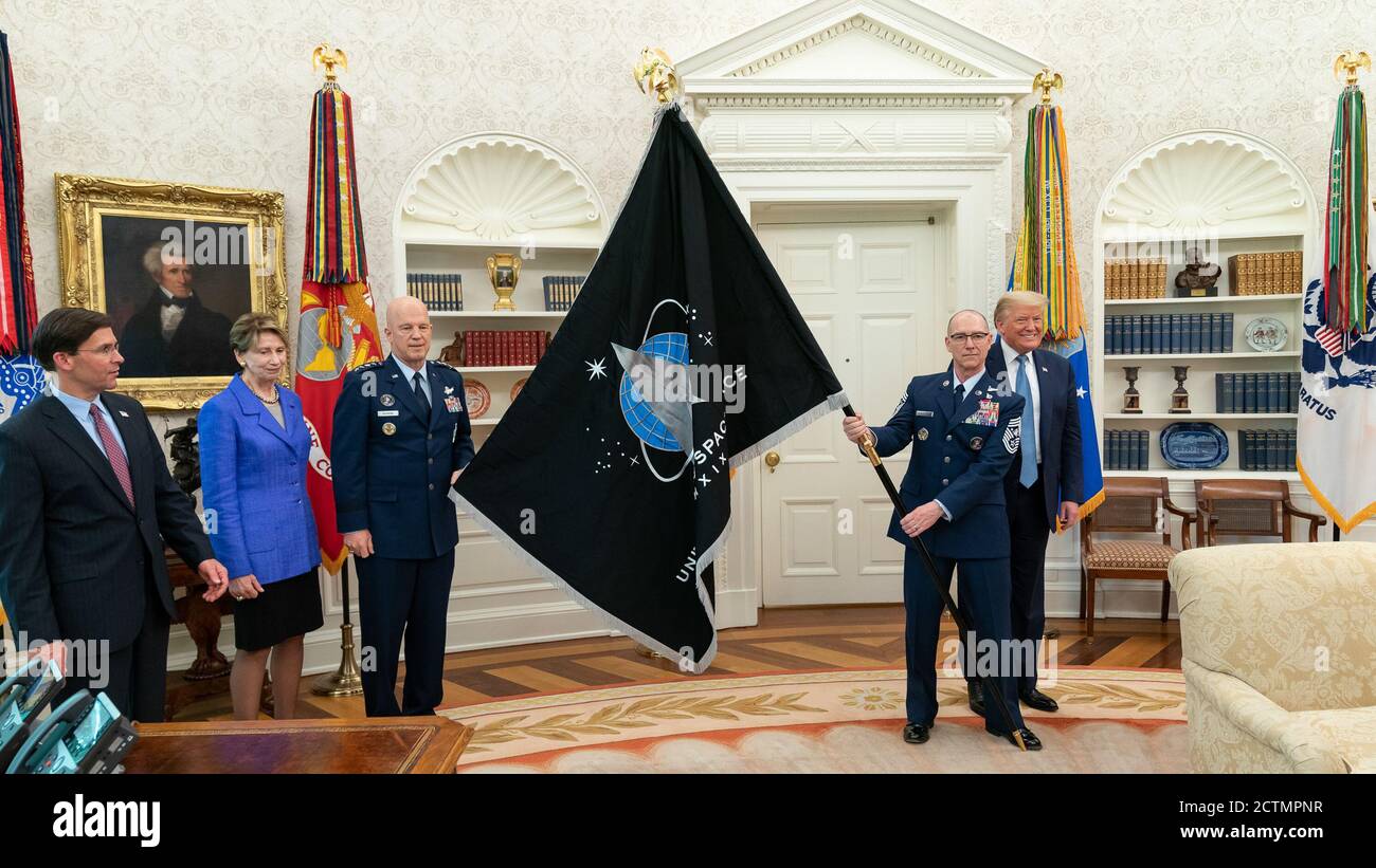 Il 15 maggio 2020, il generale Jay Raymond, capo delle operazioni spaziali, e il CMSgt Roger Towberman, consigliere arruolato senior, presentarono al presidente Donald Trump la bandiera della forza spaziale statunitense in una cerimonia presso l'Oval Office. Foto Stock