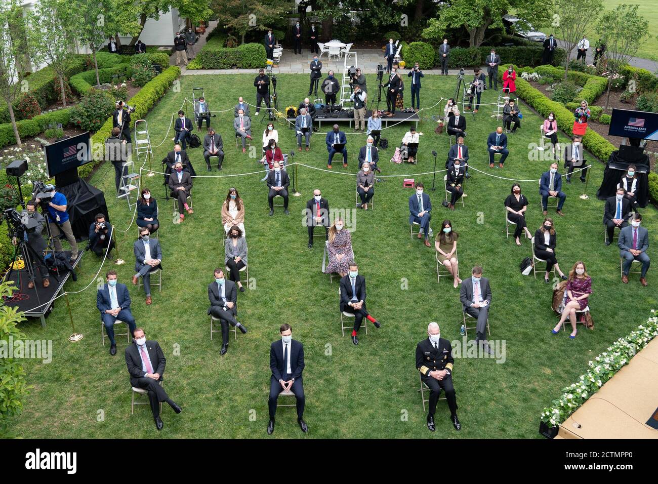 Il presidente Donald Trump tiene un briefing l'11 maggio 2020, al Rose Garden della Casa Bianca, discutendo della capacità di test per la COVID-19. Il personale di alto livello e i giornalisti sono visti indossare maschere, aderendo ai protocolli sanitari durante la pandemia. Foto Stock