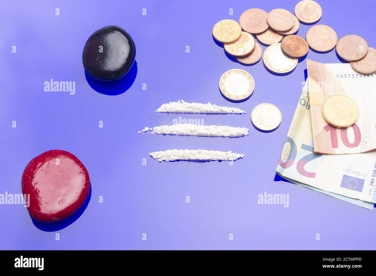 Polveri bianche, linee di polveri bianche, droga addictive, pericolosa e illegale. Traffico di sostanze pericolose, mafie. Traffico di droga, uso di sostanze Foto Stock