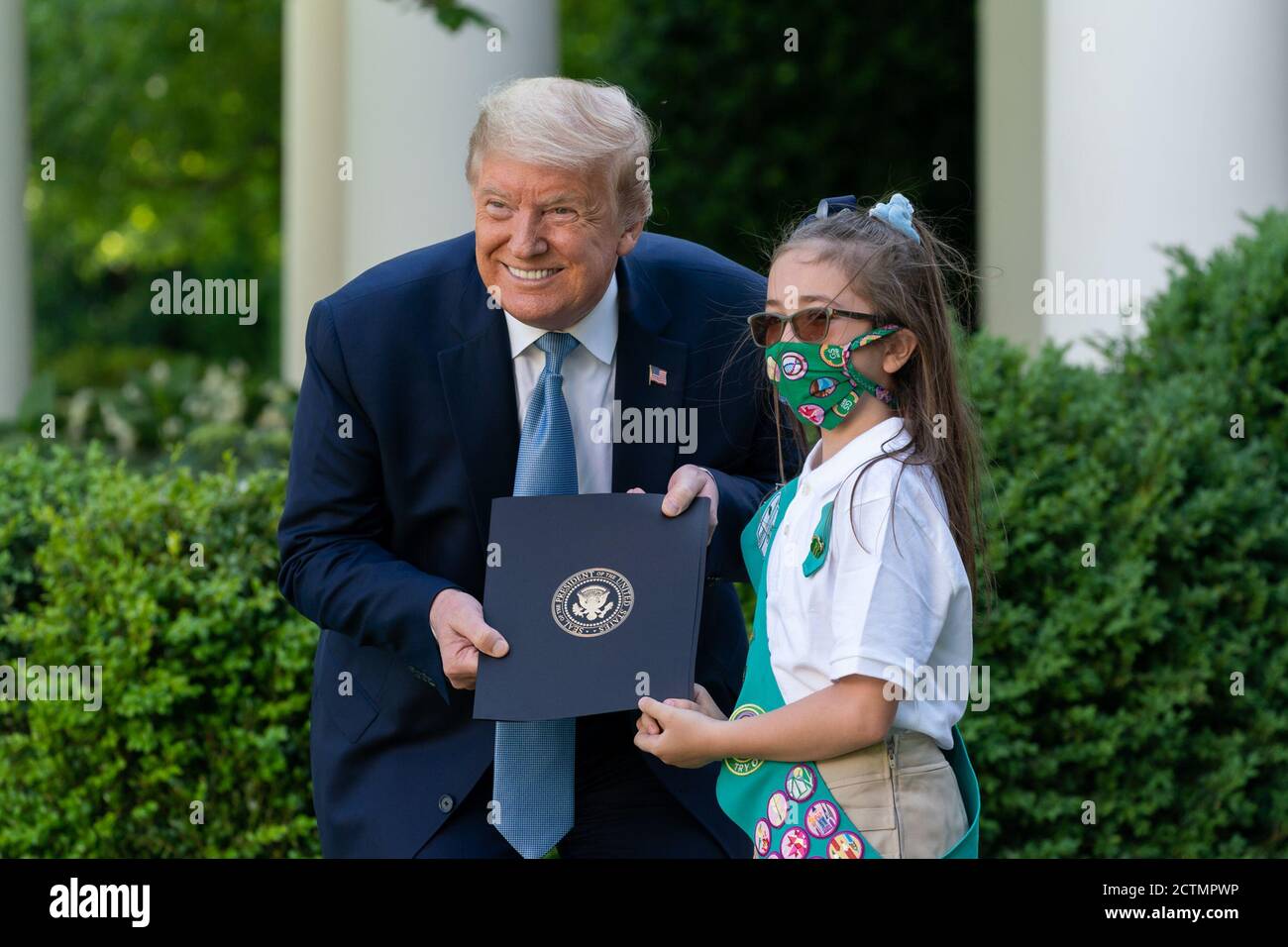 Il 15 maggio 2020, il presidente Donald J. Trump ha presentato certificati di riconoscimento alla Girl Scout Troop 744 di Elkridge, Maryland, in una cerimonia al Rose Garden della Casa Bianca, onorando il loro duro lavoro, eroismo e speranza. Foto Stock
