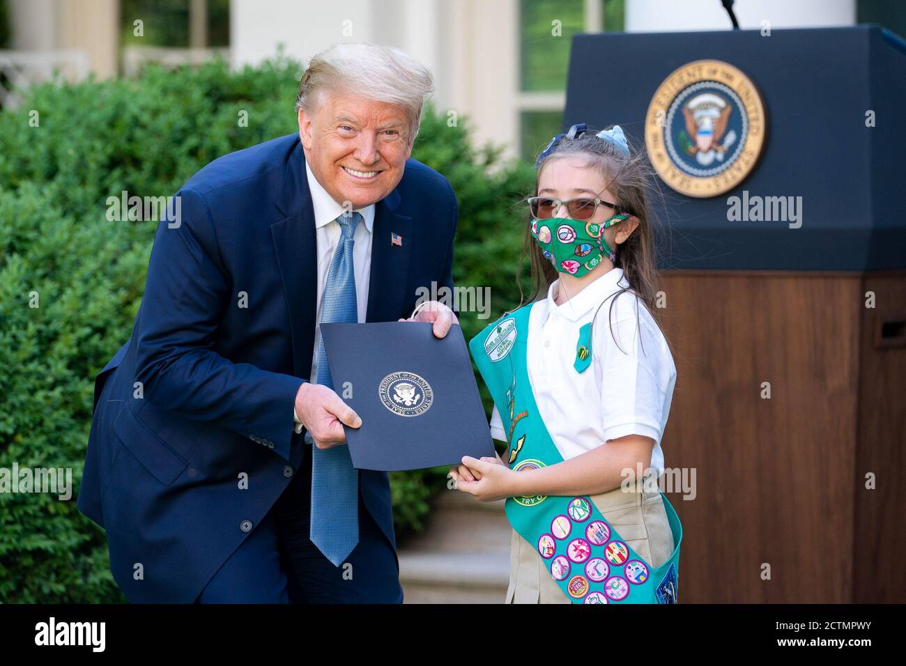 Il 15 maggio 2020, il presidente Donald Trump ha onorato i membri della Girl Scout Troop 744 di Elkridge, Maryland, in una cerimonia al Rose Garden della Casa Bianca, celebrando il duro lavoro, l'eroismo e la speranza. Foto Stock