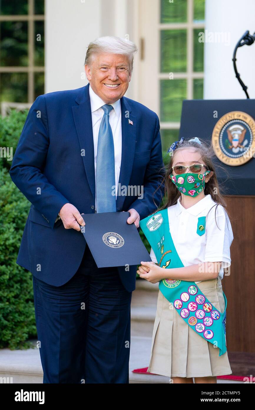 Il 15 maggio 2020, il presidente Donald J. Trump ha onorato i membri della Girl Scout Troop 744 di Elkridge, Maryland, durante una cerimonia di riconoscimento presidenziale nel White House Rose Garden. La cerimonia celebrava la dedizione, l'eroismo e i contributi della truppa alla comunità. Foto Stock