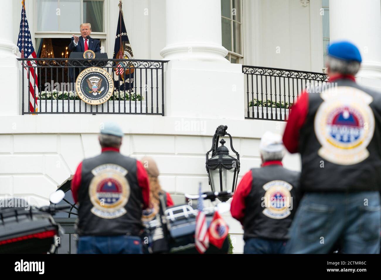 Il 22 maggio 2020, il presidente Donald J. Trump ha rilasciato delle osservazioni durante l'evento "Rolling to Remember", in onore dei veterani statunitensi e POW-mia. L'evento, tenutosi sul balcone della camera Blu della Casa Bianca, ha reso omaggio a coloro che hanno servito e a coloro che rimangono dispersi in azione. Foto Stock