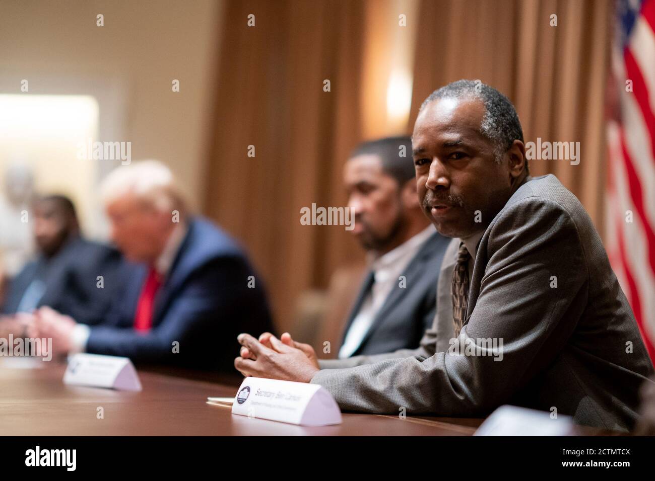 Il presidente Trump partecipa a una tavola rotonda sulle relazioni razziali. Il segretario americano per gli alloggi e lo sviluppo urbano ben Carson si unisce al presidente Donald J.Trump durante una tavola rotonda sulle relazioni di gara mercoledì 10 giugno 2020, con i leader neri di spicco nella stanza del gabinetto della Casa Bianca. Foto Stock