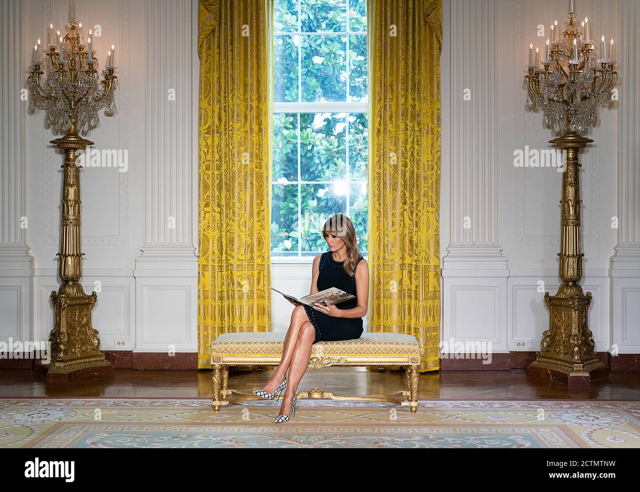 Il 16 giugno 2020, la First Lady Melania Trump ha registrato un video che legge il libro "All Different Now" di Angela Johnson nella East Room della Casa Bianca, onorando Juneteenth e celebrando la libertà e la storia afroamericana. Foto Stock