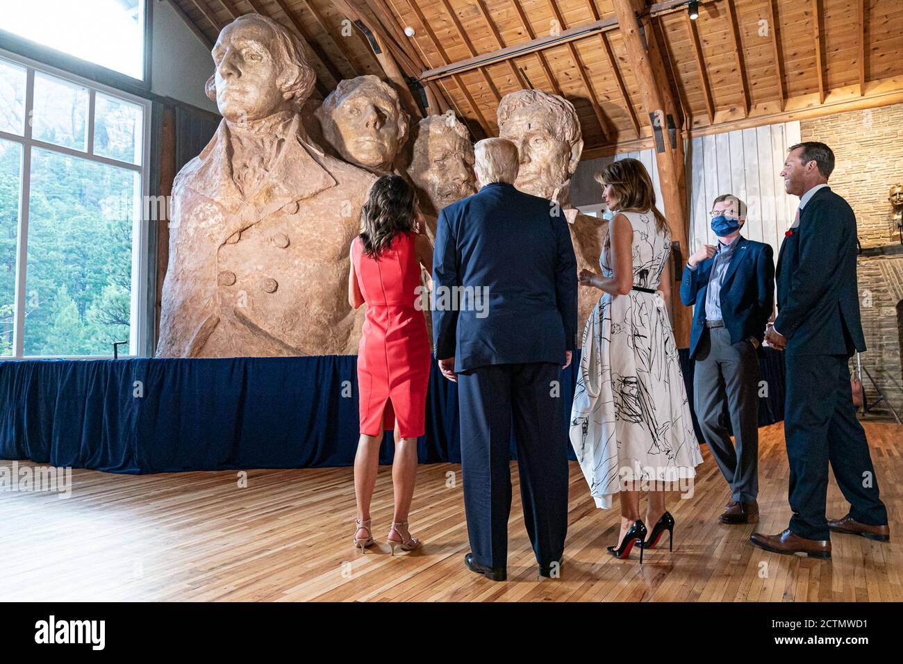 Celebrazione dei fuochi d'artificio del Monte Rushmore. Il presidente Donald J. Trump e la First Lady Melania Trump, insieme al governatore del South Dakota Kristi Noem e al marito Bryon Noem, partecipano a un tour dello Studio dello scultore venerdì 3 luglio 2020, presso il Mount Rushmore National Memorial di Keystone, S.D. Foto Stock