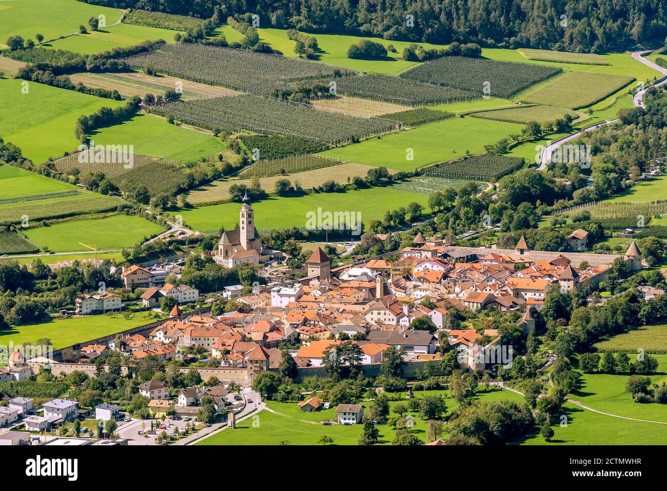 Superba vista panoramica aerea della città fortificata di Glurns Glorenza e dei campi di mele che la circondano, Val Venosta, Alto Adige, Italia Foto Stock