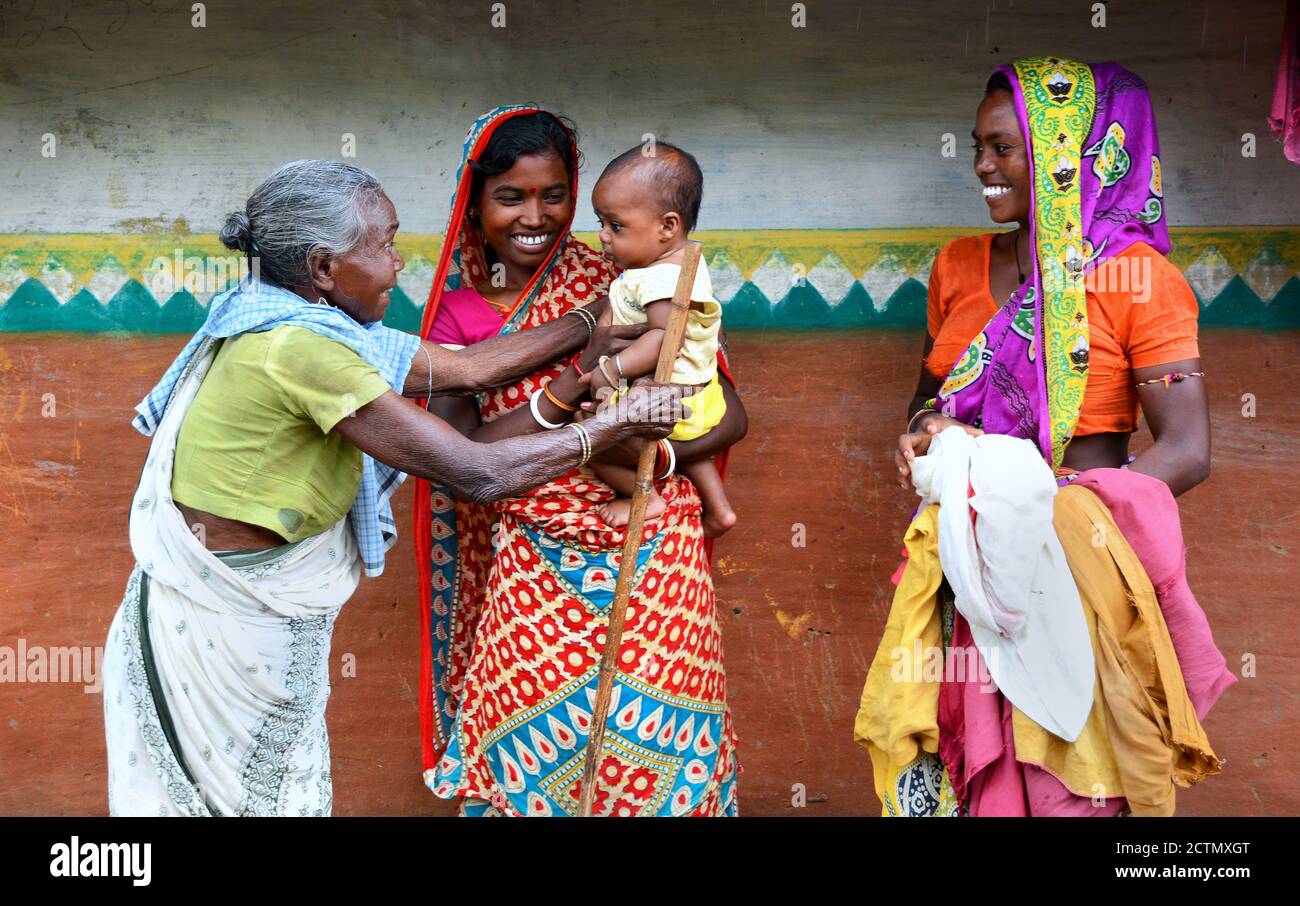 Un'interazione ottogenaria con suo nipote nel remoto villaggio di Purulia, Bengala Occidentale, India. Foto Stock
