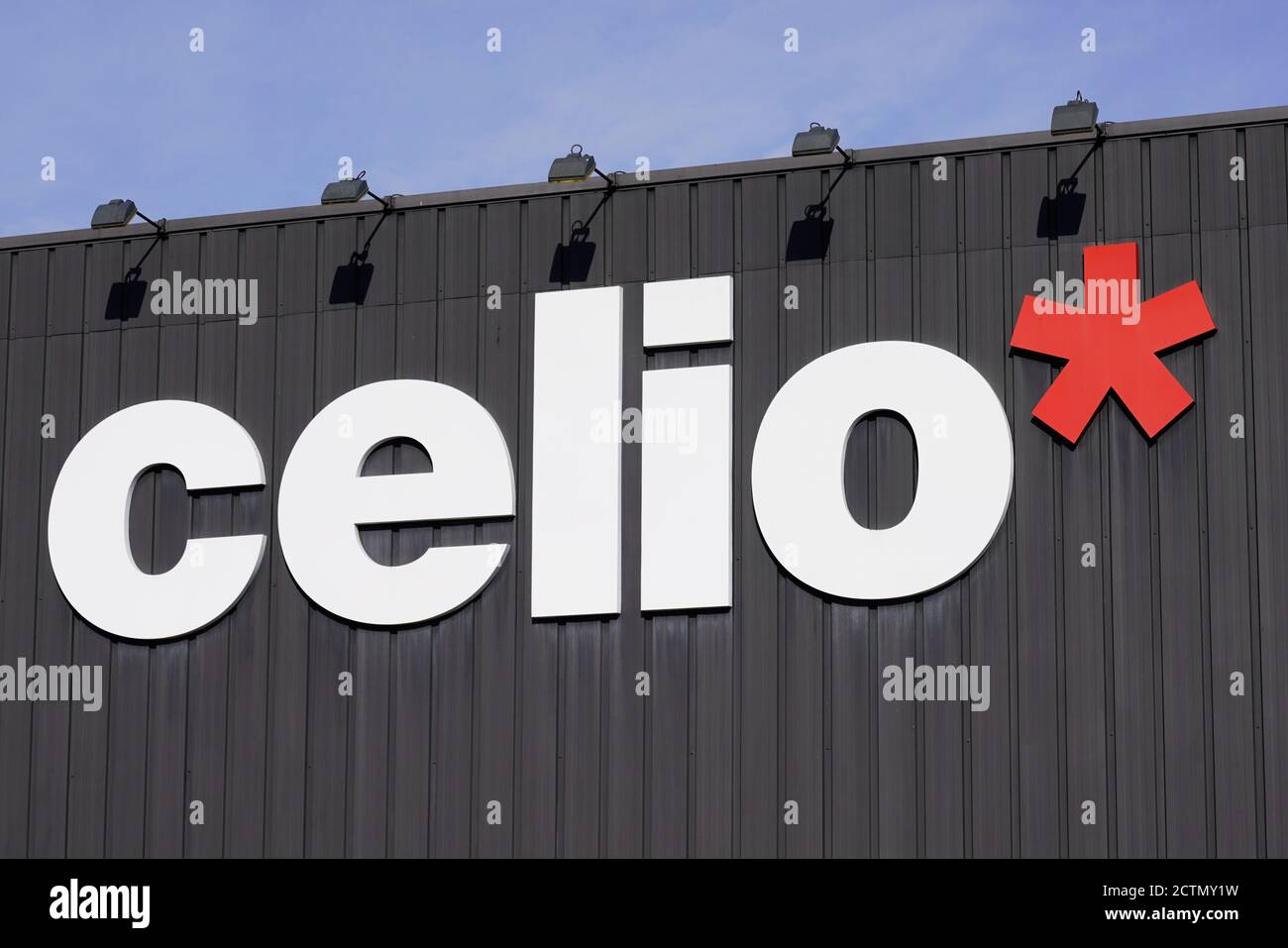 Bordeaux , Aquitaine / Francia - 09 20 2020 : testo del segno celio e logo del negozio di marca per uomo negozio di moda Foto Stock