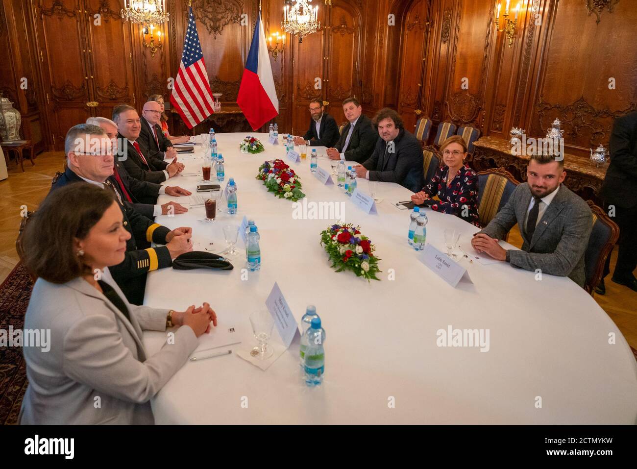 Il Segretario di Stato degli Stati Uniti Michael Pompeo si impegna in una tavola rotonda con i leader tecnologici a Praga, Repubblica Ceca, il 12 agosto 2020, concentrandosi sull'innovazione tecnologica e la diplomazia digitale. Foto Stock