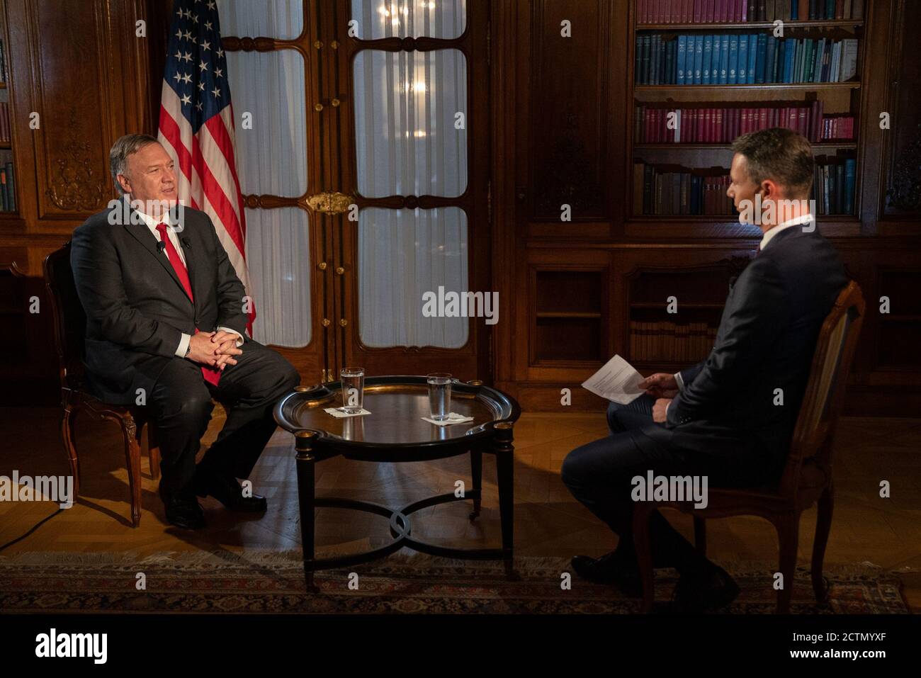 Il 12 agosto 2020, il Segretario di Stato degli Stati Uniti Michael Pompeo ha partecipato a un'intervista con Martin Reznicek della TV ceca a Praga, in Repubblica Ceca, per discutere le relazioni tra Stati Uniti e Repubblica Ceca e gli argomenti diplomatici chiave. Foto Stock