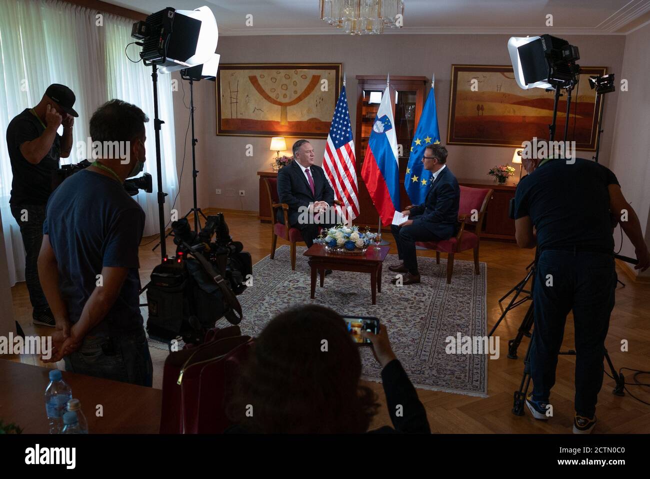 Il Segretario di Stato Michael Pompeo ha rilasciato un'intervista al jure Tepina di Pop TV a Lubiana, Slovenia, il 13 agosto 2020, discutendo delle relazioni USA-Slovenia e della diplomazia internazionale. Foto Stock