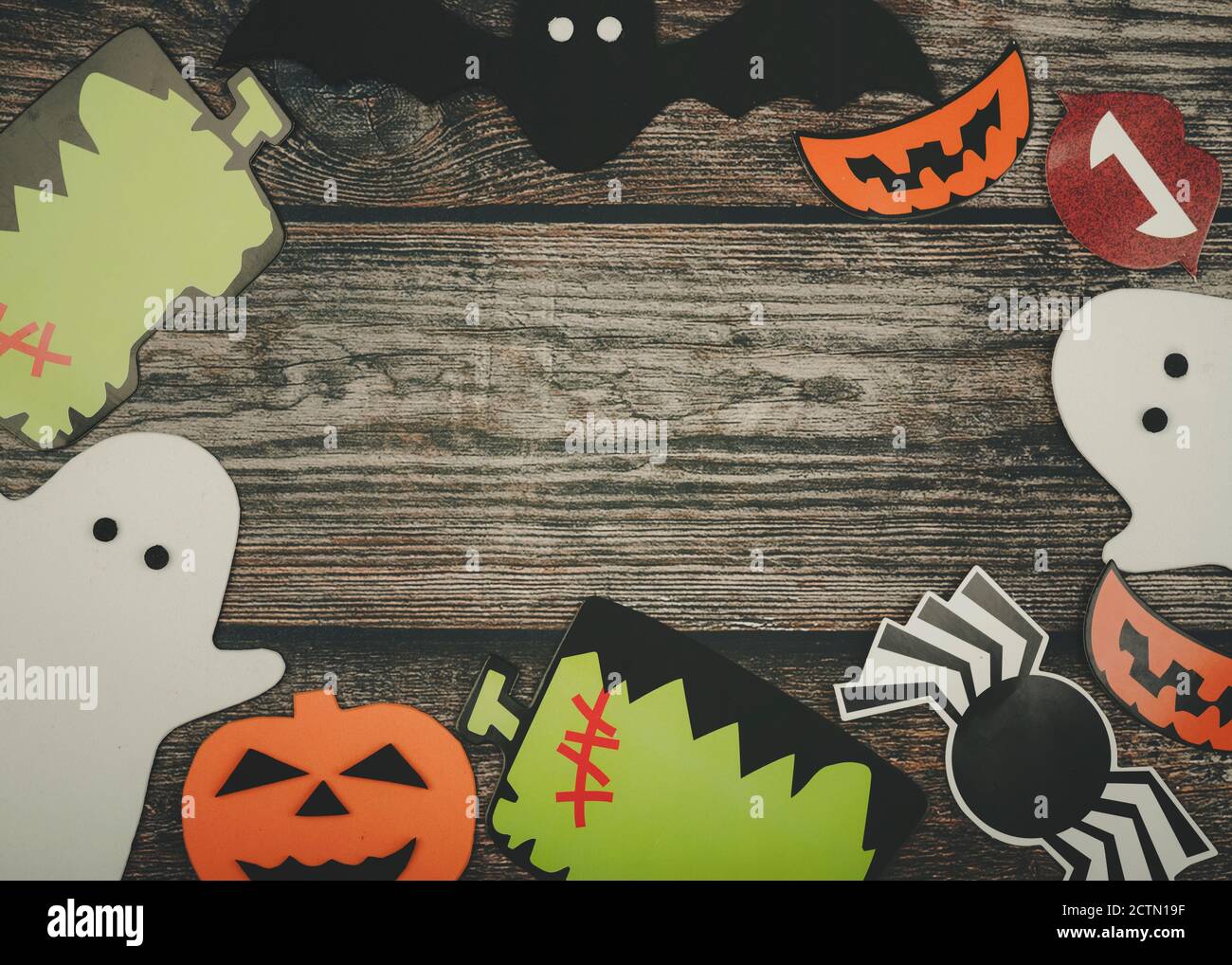 concetto di halloween su tavole di legno Foto Stock