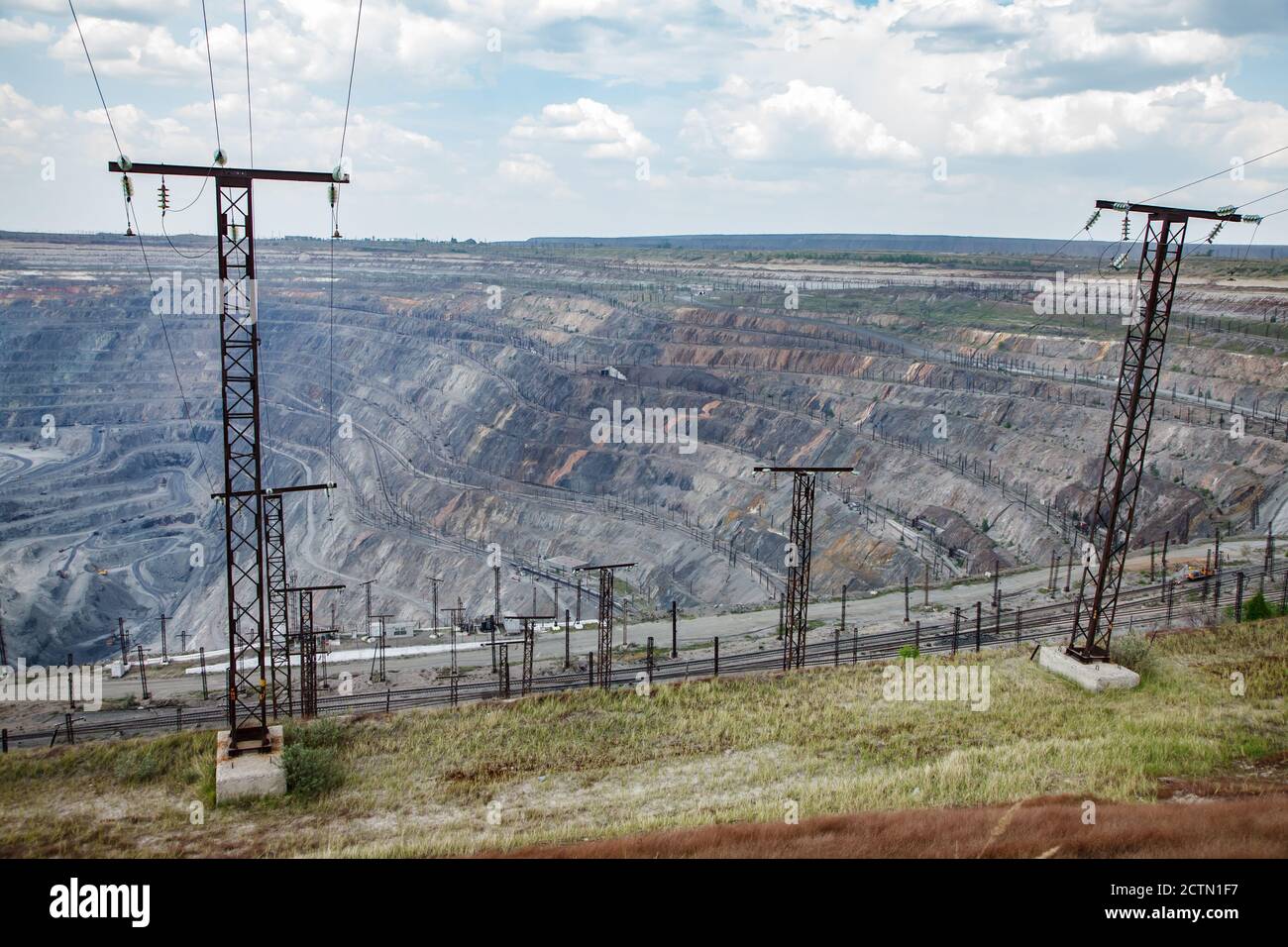 Cava di minerale di ferro gigante a Rudny, Kazakhstan. Estrazione di minerali grezzi per la produzione di acciaio. Vista sulla cava a cielo aperto. Foto Stock