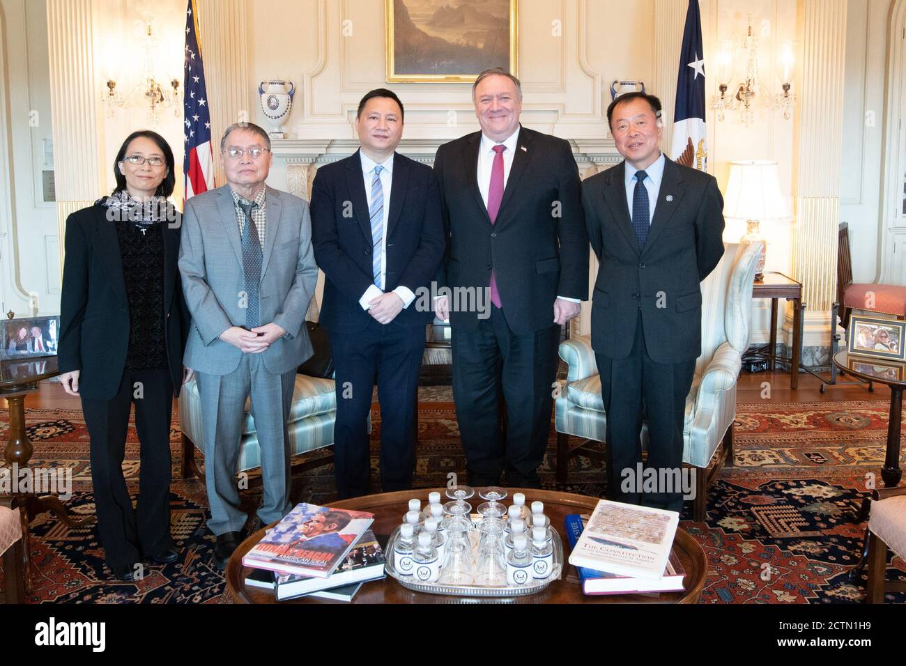 Il Segretario Pompeo incontra persone che hanno partecipato alle proteste di Piazza Tiananmen del 1989 . Il Segretario di Stato degli Stati Uniti Michael R. Pompeo incontra un gruppo di partecipanti alle proteste di Piazza Tiananmen conclusesi il 4 giugno 1989 a Washington, D. C. , il 2 giugno 2020. Foto Stock