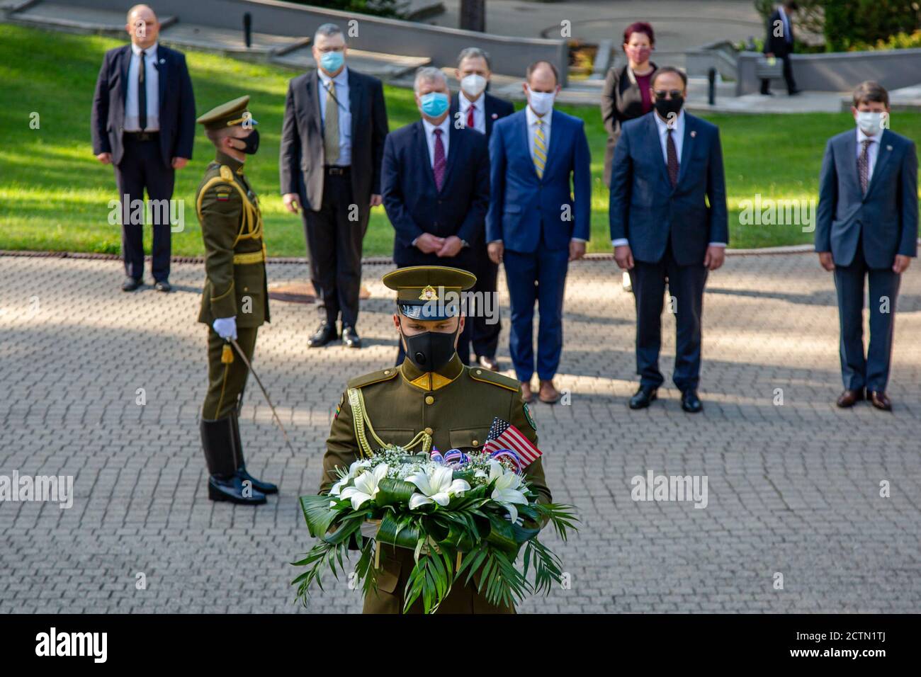 Il 24 agosto 2020, il vice segretario di Stato degli Stati Uniti Stephen E. Biegun ha reso omaggio ai 14 lituani uccisi dalle truppe sovietiche nella torre della televisione di Vilnius nel 1991. La commemorazione ebbe luogo durante la sua visita a Vilnius, in Lituania. Foto Stock