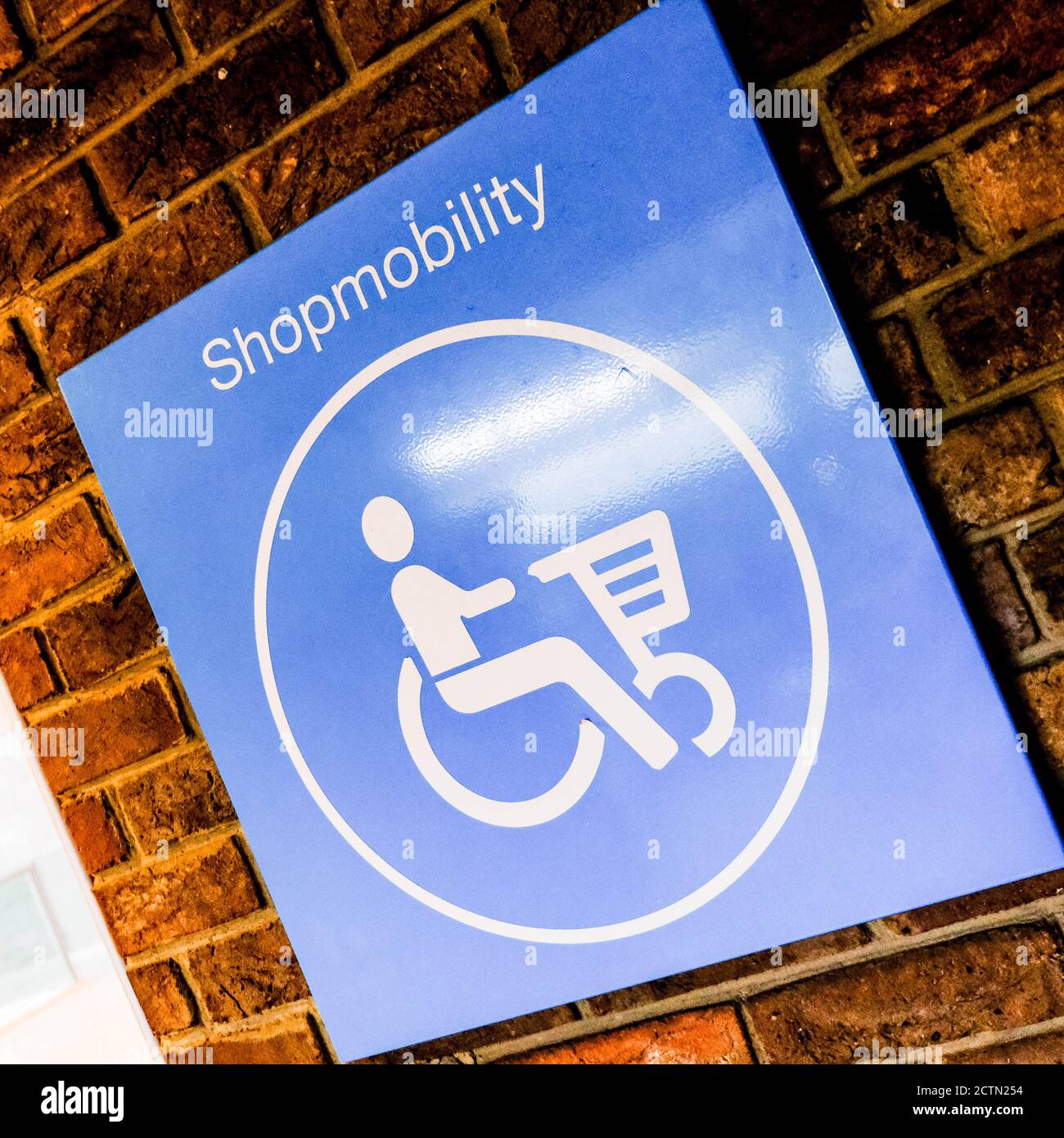 Insegne per acquirenti disabili Mobility Awareness in UN centro commerciale di Londra Foto Stock