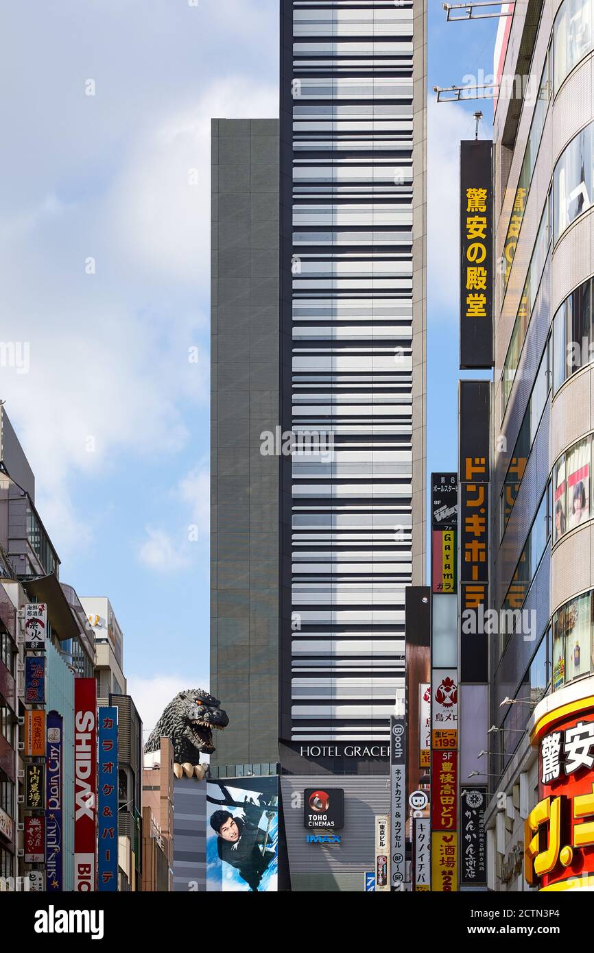 Edificio Shinjuku Toho visto attraverso la Central Road di Kabukicho, con la testa di Godzilla; Shinjuku, Tokyo, Giappone Foto Stock