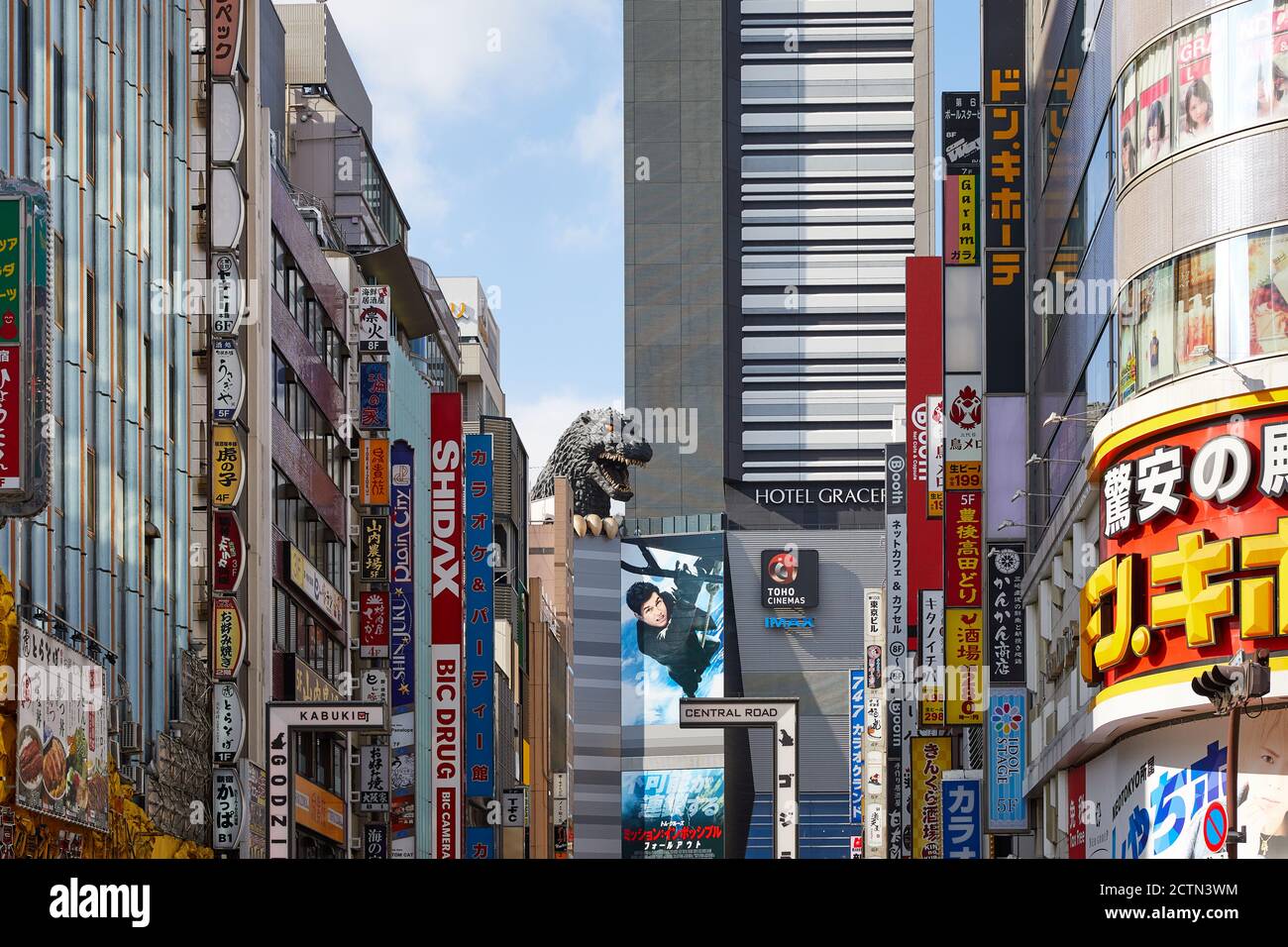 Edificio Shinjuku Toho nella Central Road di Kabukicho, con la testa di Godzilla; Shinjuku, Tokyo, Giappone Foto Stock