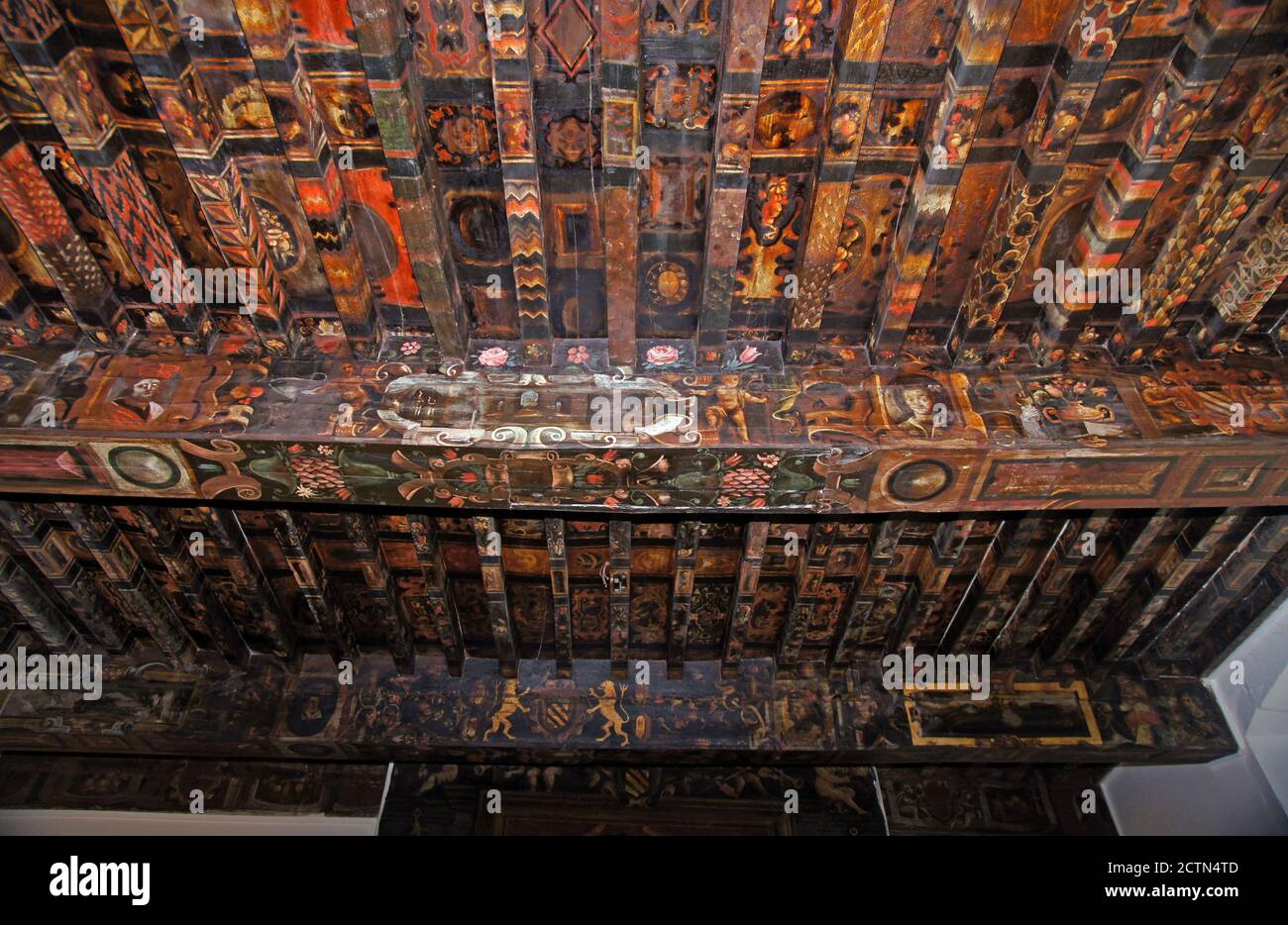 Il grazioso villaggio di Carennac in Francia: Un soffitto decorato all'interno del castello Foto Stock