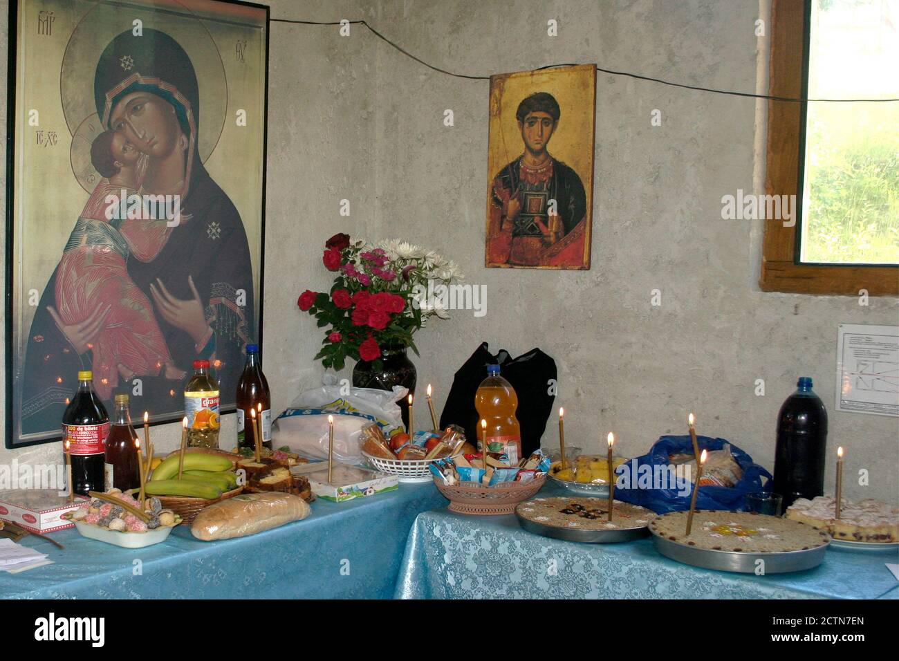 Koliva, cibo, vino e candele brucianti per l'anima dei morti - usanza religiosa in una chiesa rumena cristiana ortodossa Foto Stock