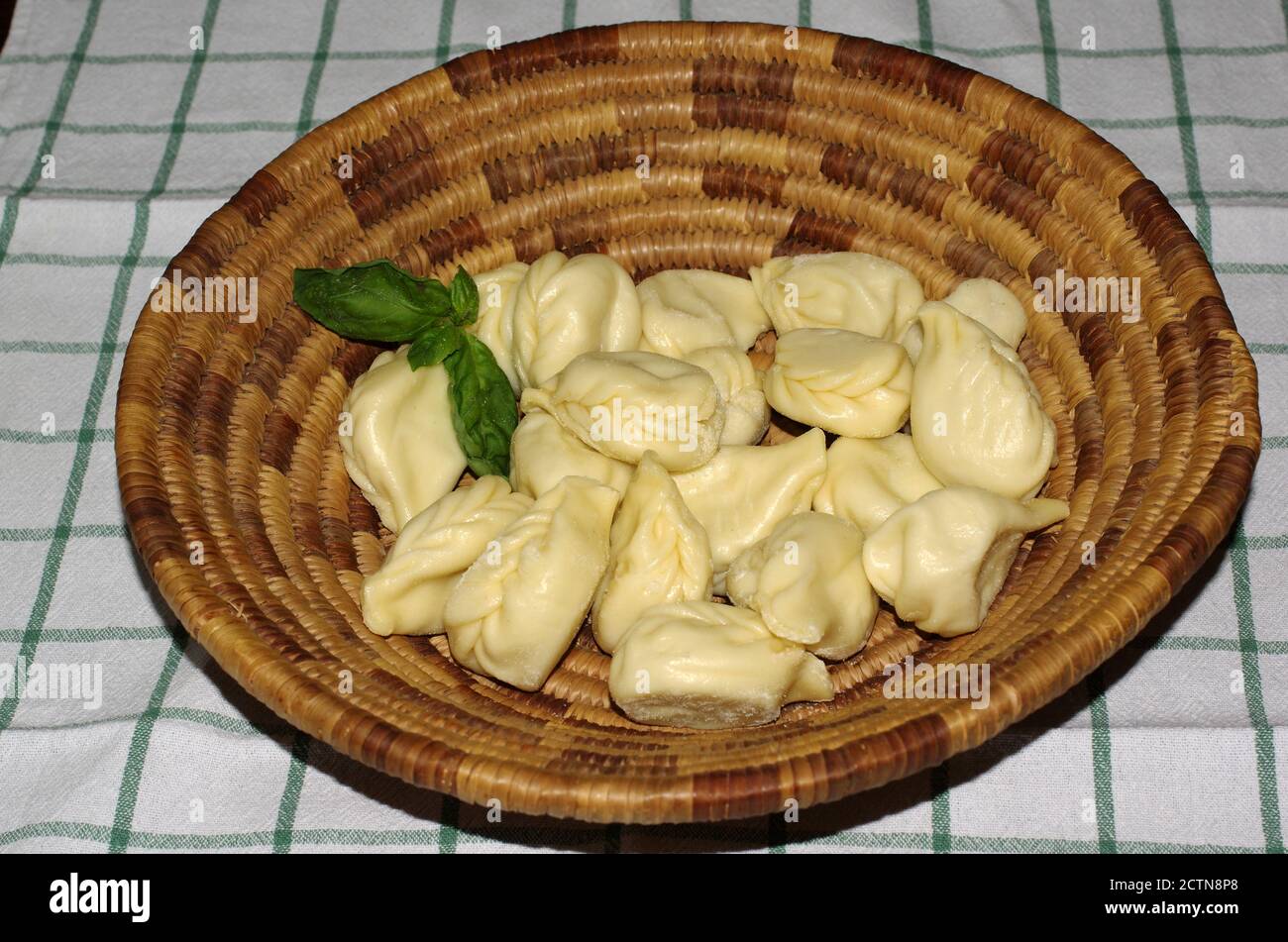 Culurgiones, una tipica pasta fatta a mano dalla Sardegna, italia Foto Stock