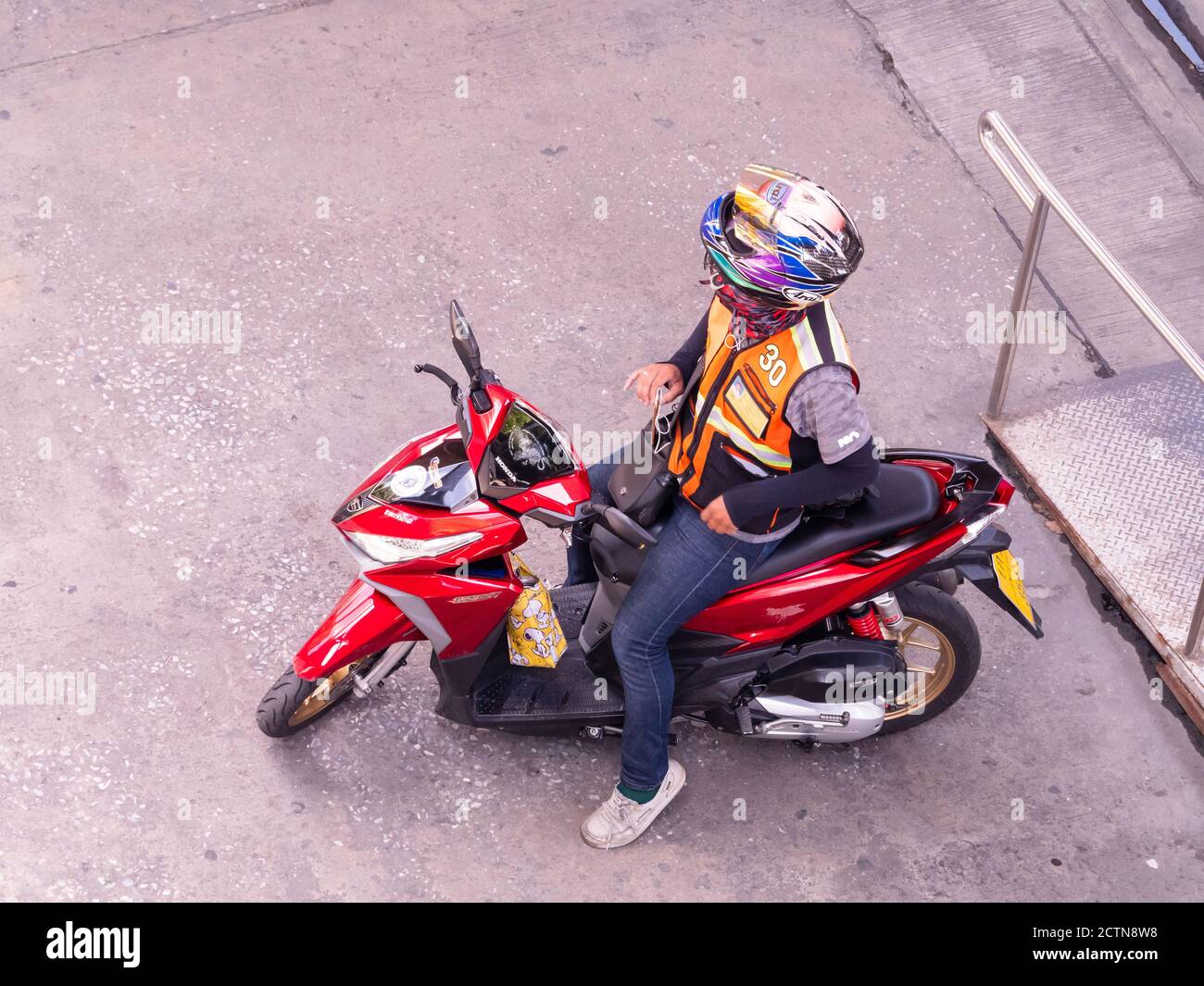 Moto tassista in attesa di passeggeri a Bangkok, Thailandia. Foto Stock