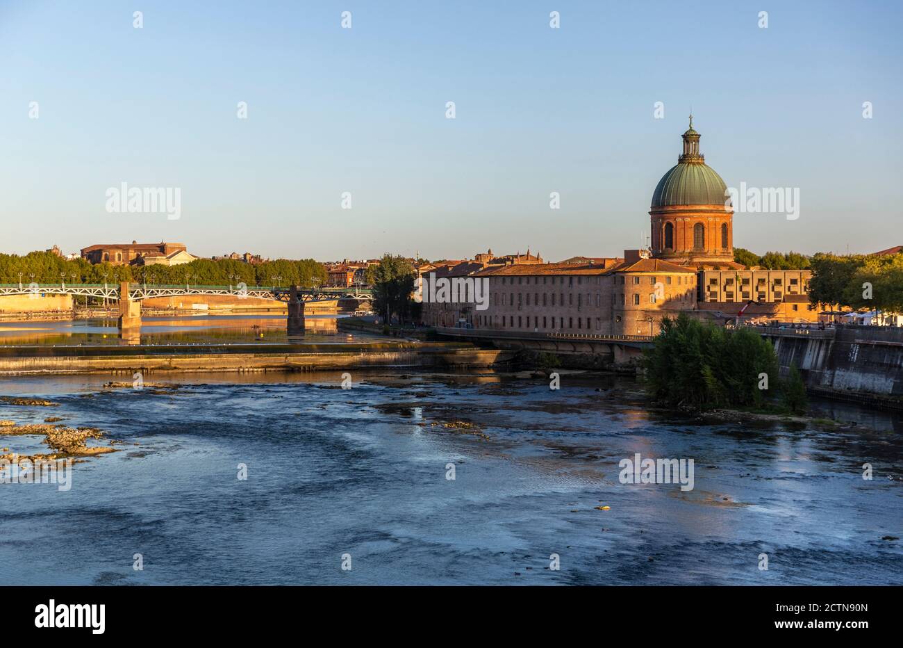 Vista sul centro di Tolosa, sulla cupola di San Giuseppe e sul fiume Garonna, Francia Foto Stock