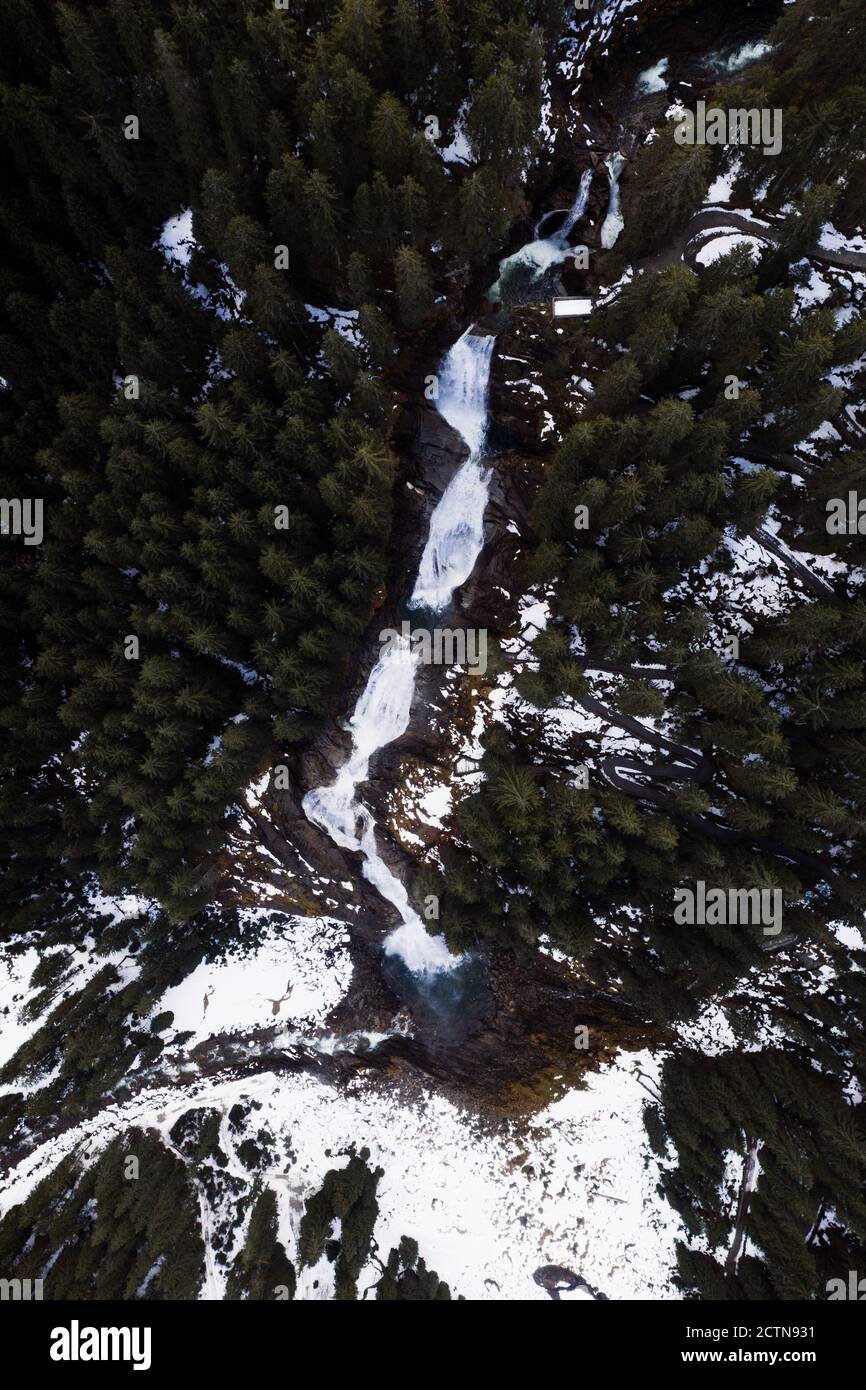 Drone vista di incredibile paesaggio di boschi sempreverdi con congelato fiume in inverno Foto Stock
