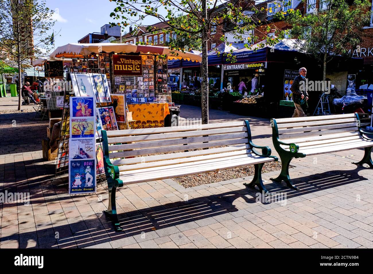 Due banchi di legno vuoti all'aperto High Street Market Stalli, Sunny Summer Day Foto Stock