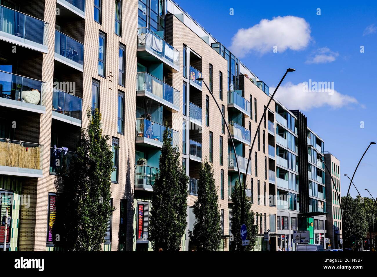 Blocco di nuovi appartamenti di lusso a Epsom Surrey, di fronte alla crisi economica e prestiti bancari più rigidi e mortai Foto Stock