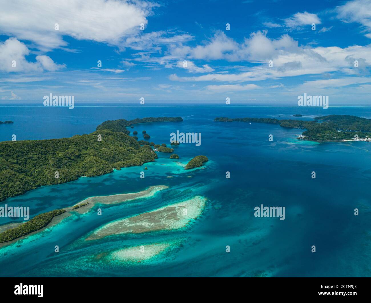 Alte vedute aeree delle isole tropicali e delle barriere coralline Palau Foto Stock