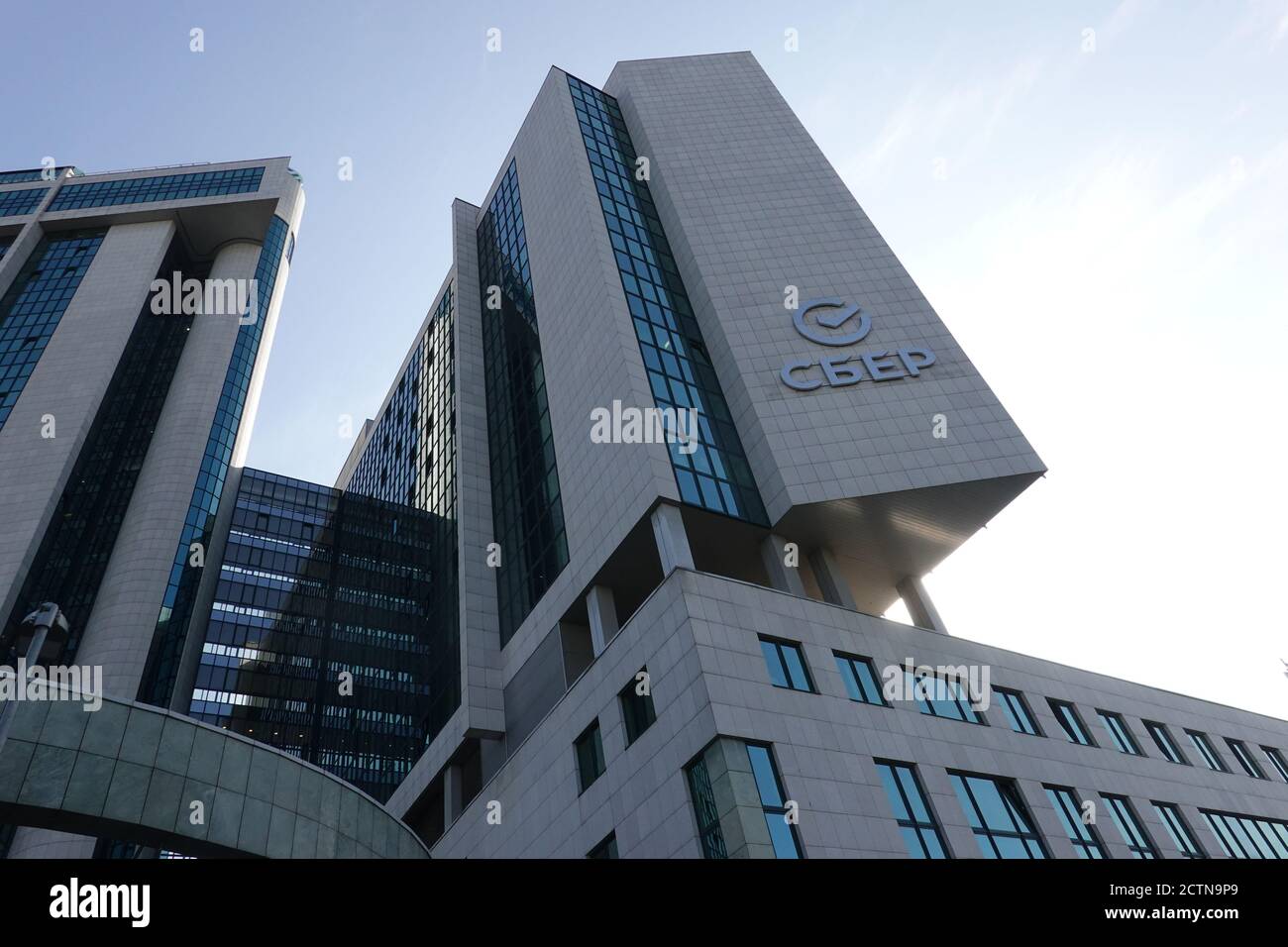 SBER- nuovo logo di Sberbank, su una sede centrale, Mosca, Russia Foto Stock