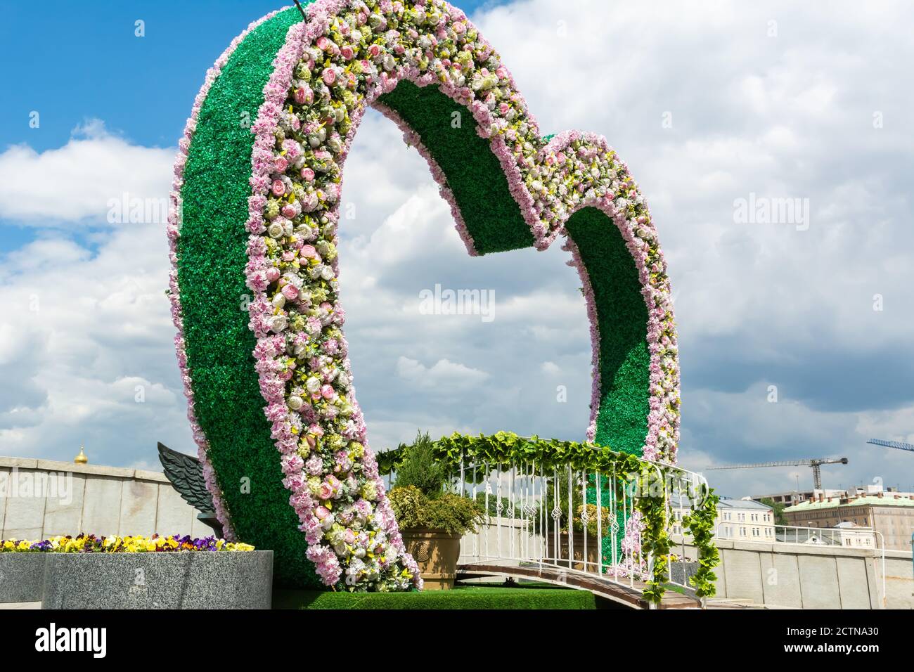 Mosca, Russia – 11 giugno 2017. Installazione temporanea a forma di cuore piena di fiori a Mosca. Foto Stock