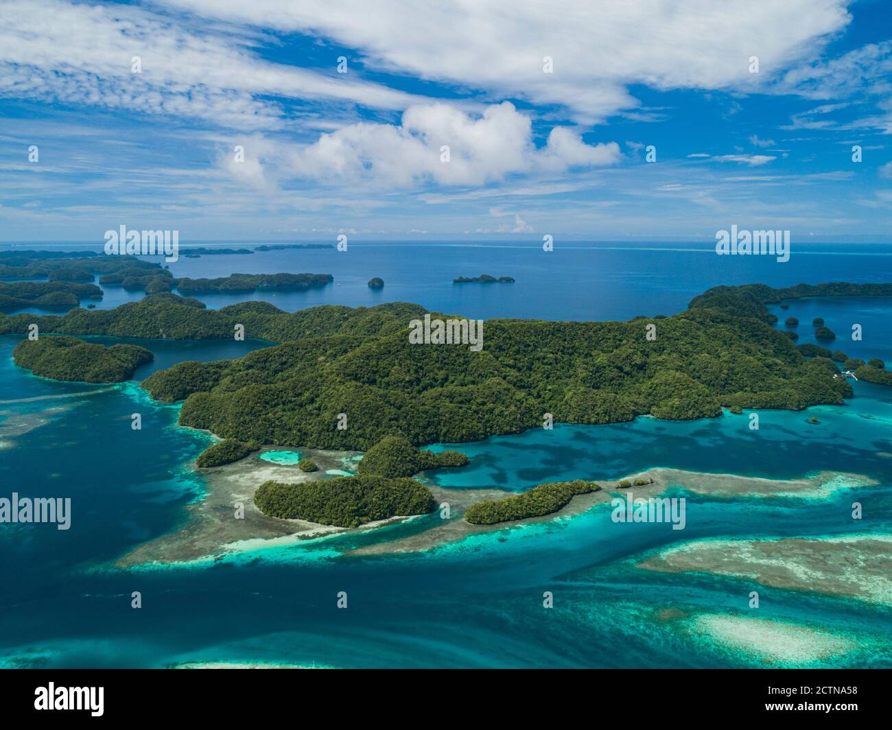 Alte vedute aeree delle isole tropicali e delle barriere coralline Palau Foto Stock
