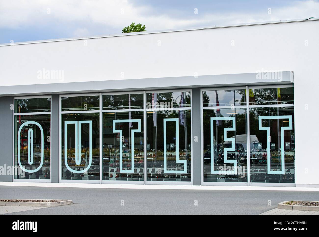 Outlet in una zona commerciale vicino a Francoforte Foto Stock