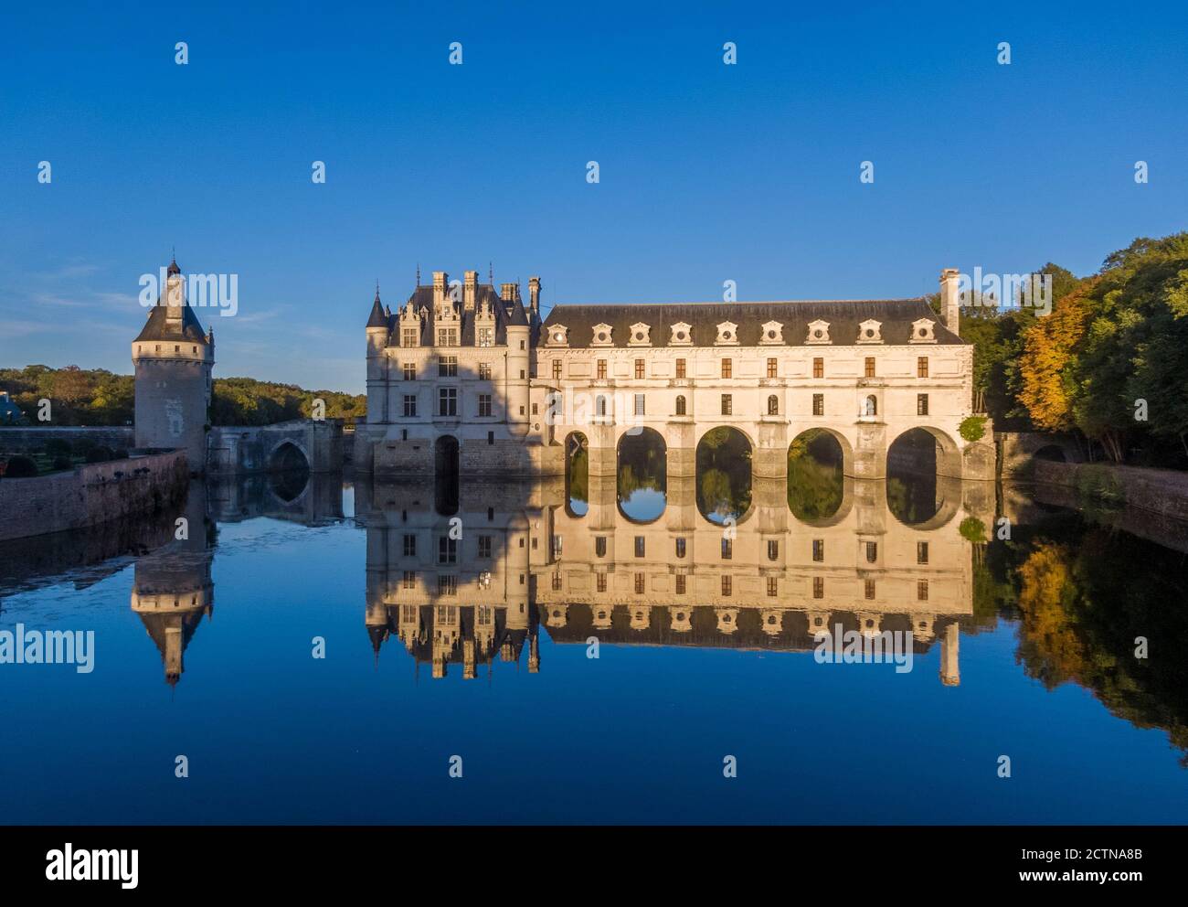 Tramonto vista del castello romantico Chenonceaux, uno dei castelli più conosciuti della valle della Loira, Francia Foto Stock