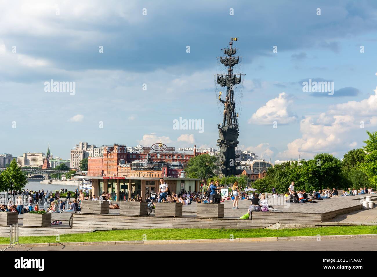 Mosca, Russia – 11 giugno 2017. Vista del parco Gorky a Mosca, in estate. Vista con le persone su una terrazza estiva Foto Stock