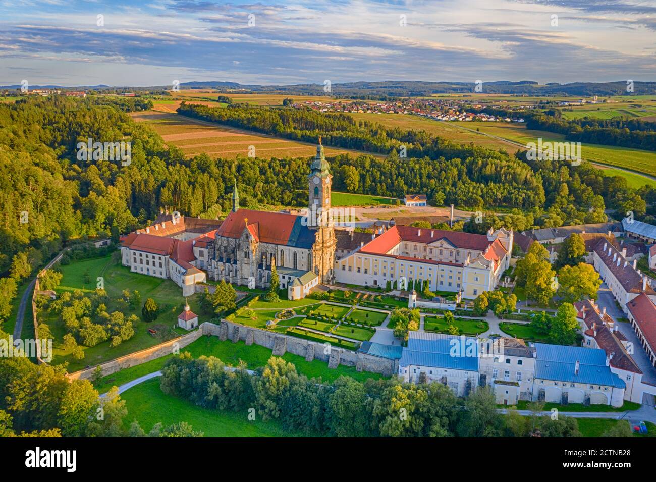 Stift Zwettl nella regione di Waldviertel, bassa Austria. Vista aerea del famoso monastero durante l'estate. Foto Stock