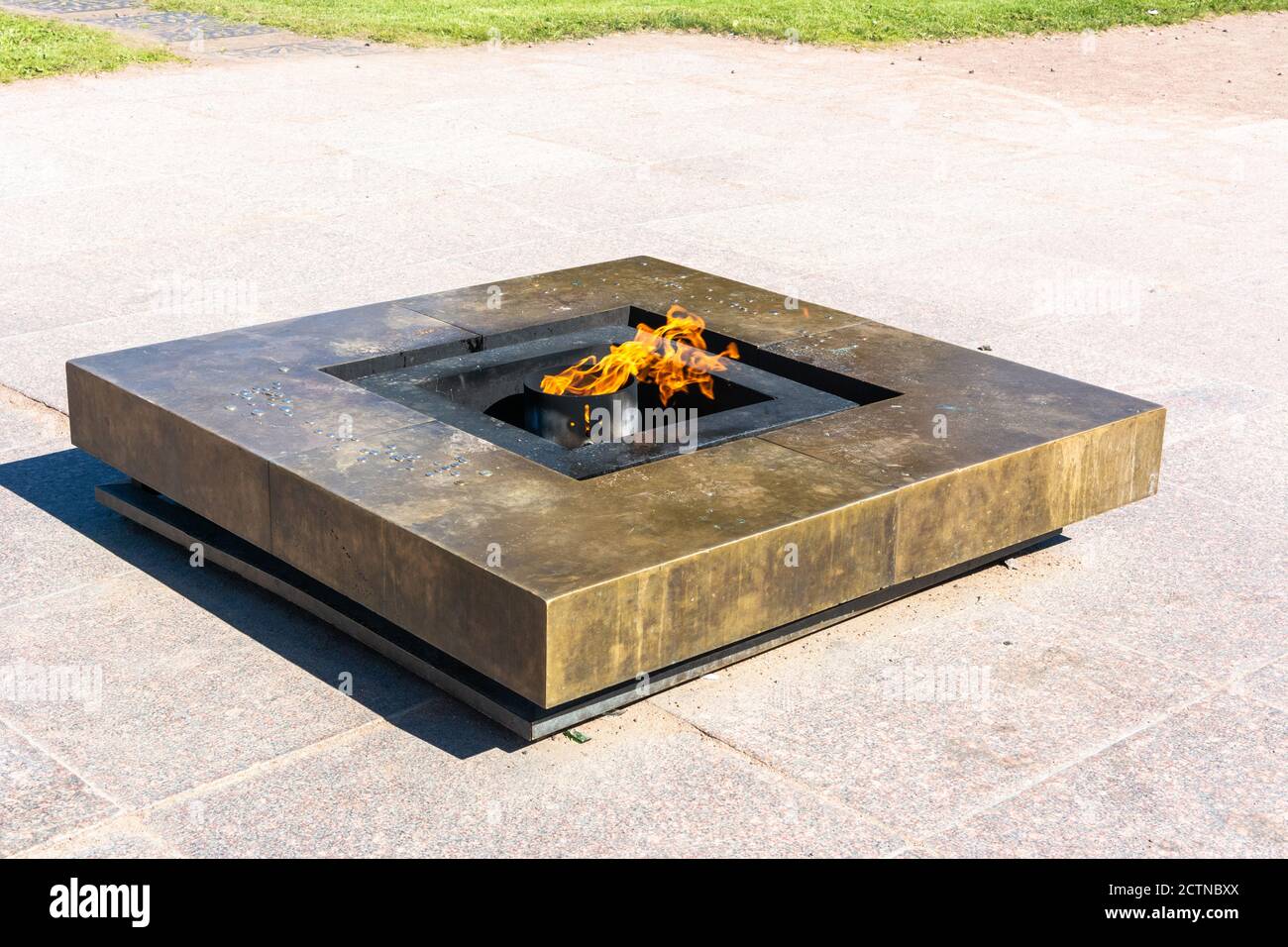 San Pietroburgo, Russia – 15 giugno 2017. La fiamma eterna sul campo di Marte è bruciata dal 1957 in memoria delle vittime di tutte le guerre e Rev Foto Stock