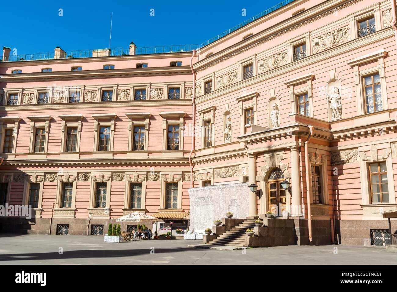 San Pietroburgo, Russia – 15 giugno 2017. Cortile del Castello di San Michele (Castello di Mikhailovsky) a San Petersurg. Foto Stock