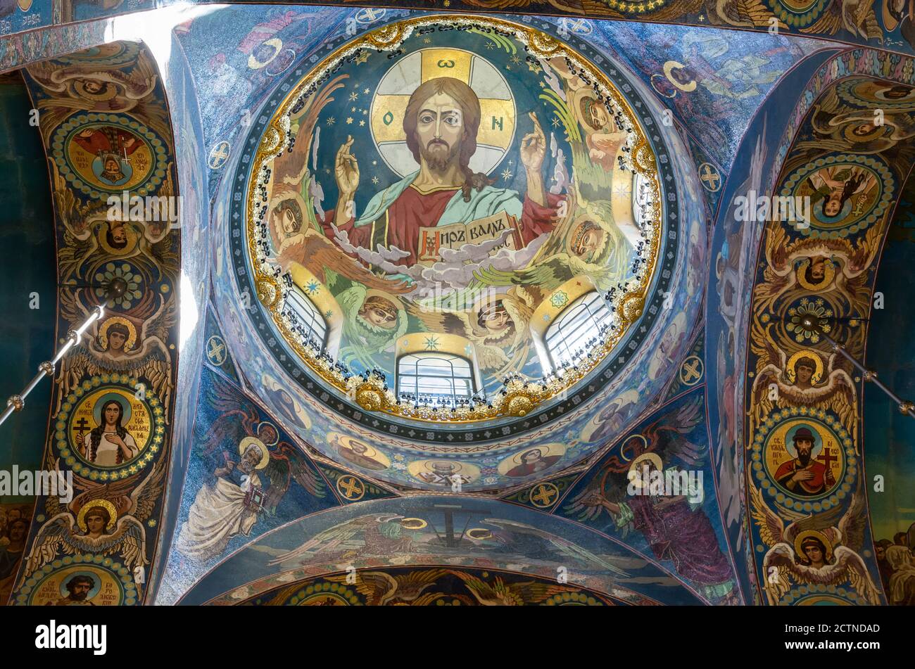 San Pietroburgo, Russia – 17 giugno 2017. Soffitto a cupola della Chiesa del Salvatore sul sangue a San Pietroburgo, con mosaico di Cristo Pantocratore Foto Stock