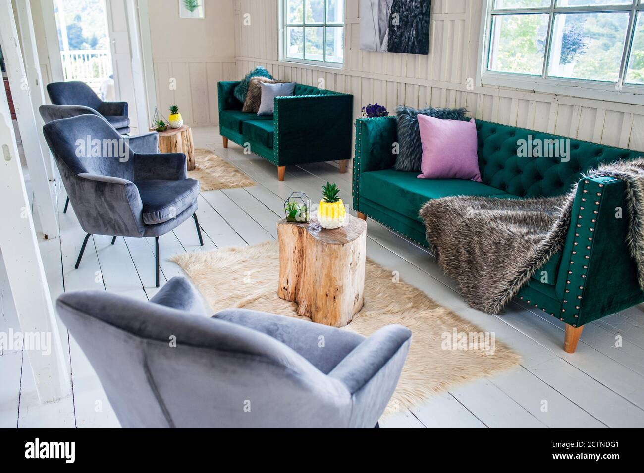 Interni in legno di accogliente zona salotto con poltrone morbide e. comodi divani nell'hotel Foto Stock