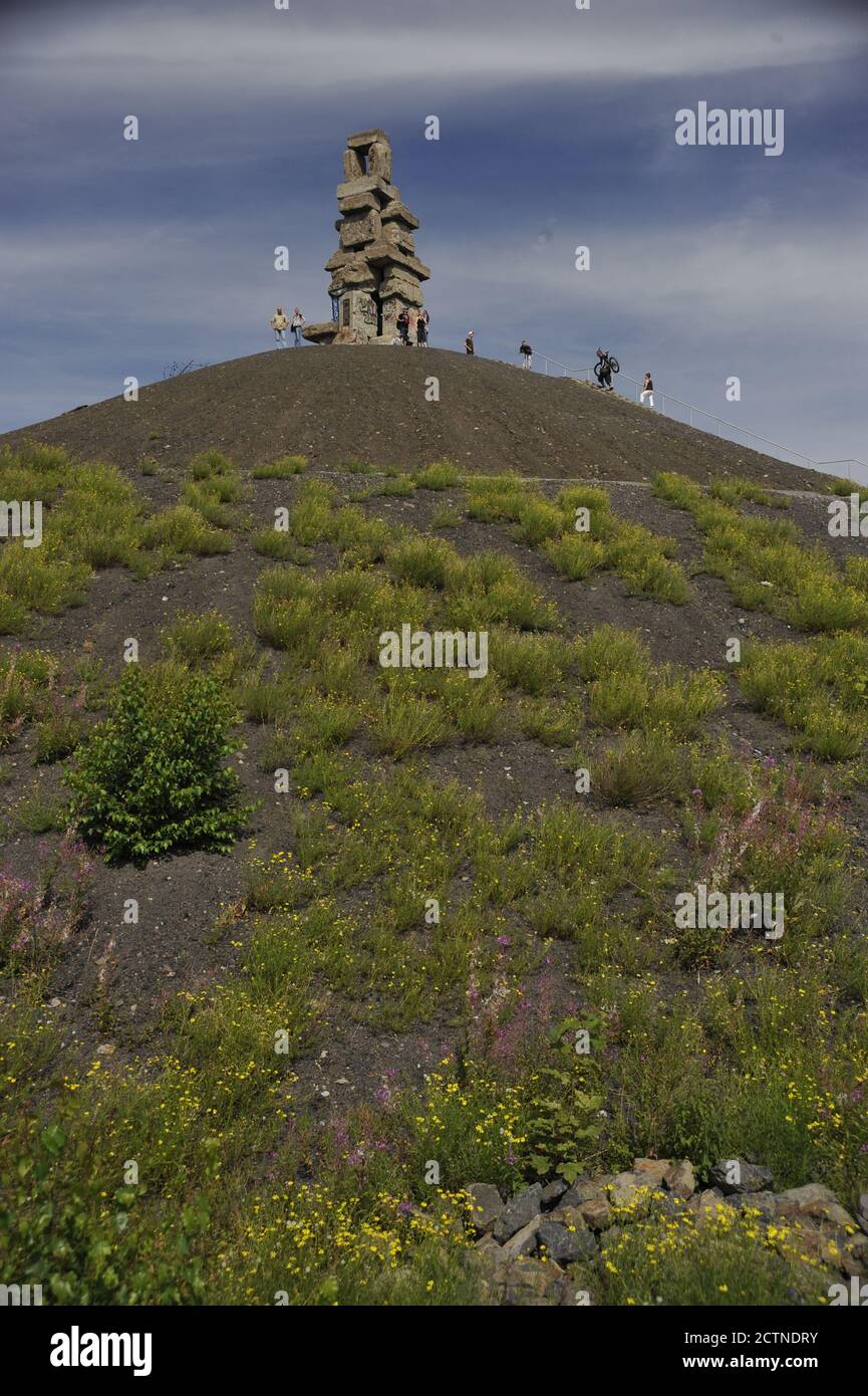 Gelsenkirchen, Halde Rheinelbe, Himmelstreppe, „Skulpturenwald, Anfang der 1990er Jahre von dem Künstler Herman Prigann auf der Halde errichtet Foto Stock