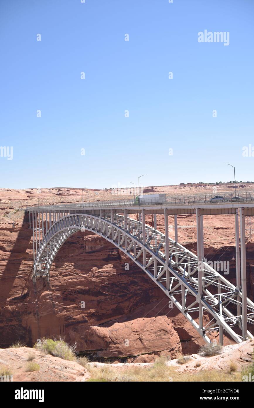 Pagina, AZ. USA 8/12/2020. Diga di Glen Canyon. Le linee DAM, ponte e rete elettrica distribuiscono 4,700 + GWh all'anno. Foto Stock